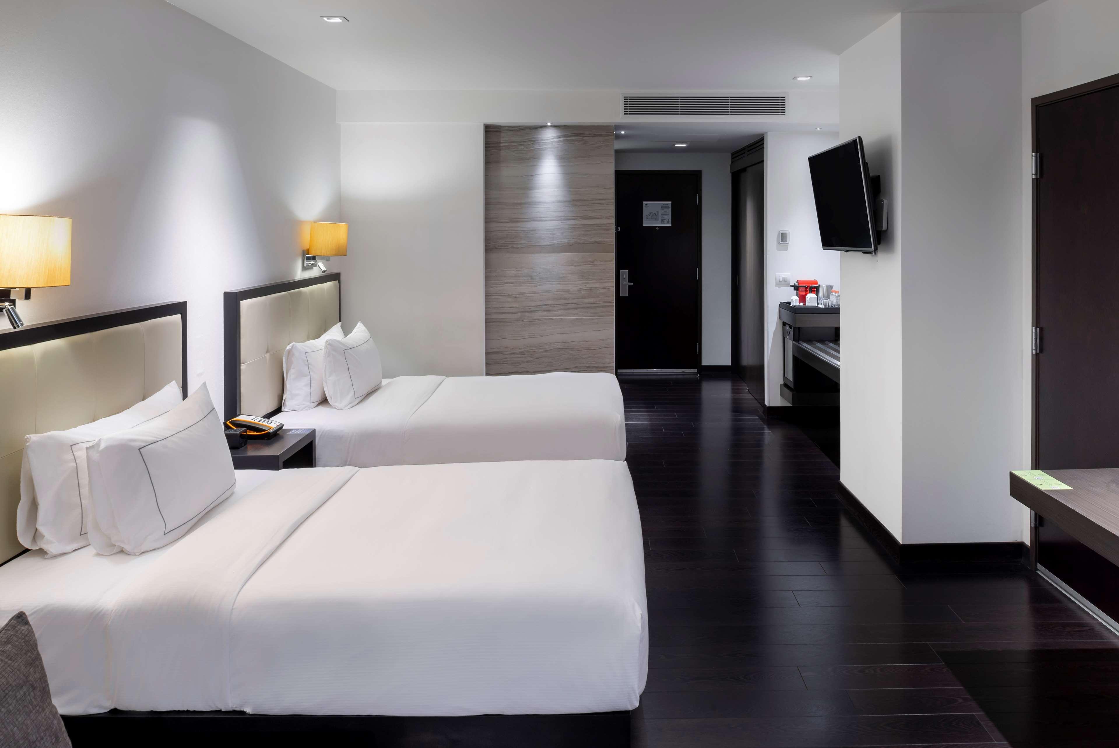 GUEST ROOM, DELUXE, KING BED
