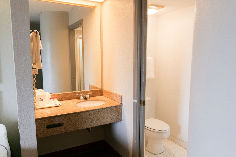 Days Inn By Wyndham Flint/Bishop International Airport 37/41