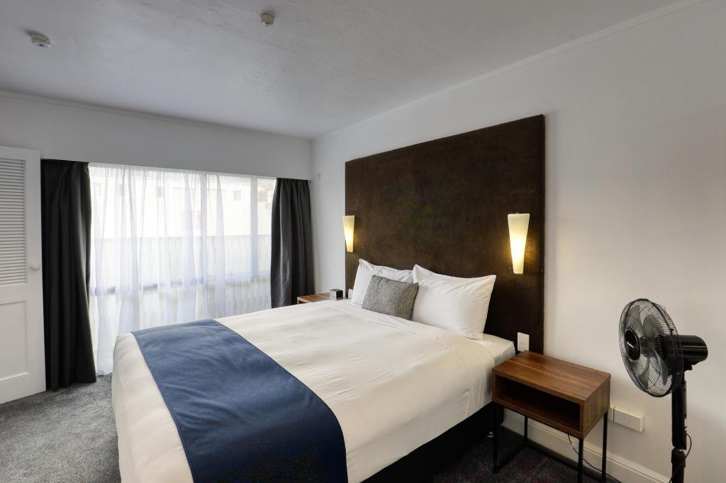 Deluxe King with Spa Room