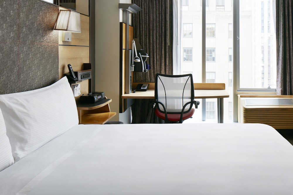 DELUXE, QUEEN BED, KITCHENETTE