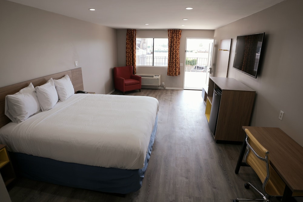 Days Inn By Wyndham Hemet 5/18