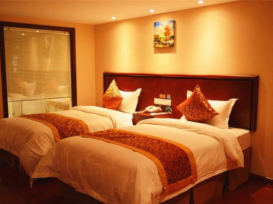 Room, Twin Beds, No Window