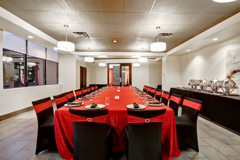 Holiday Inn Suites Windsor Ambassador Bridge 53/72