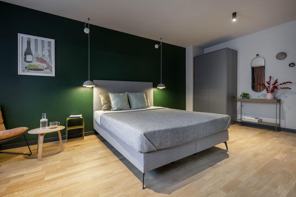 Smart, Apartment, Queen Bed, Living Area, Kitchen