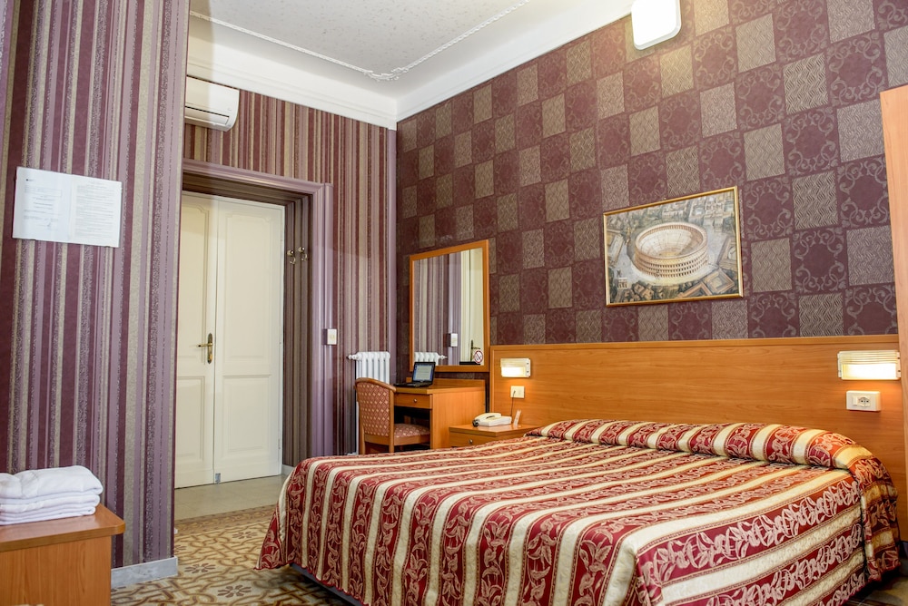 غرفة ثلاثية، Hotel Emmaus 2/3