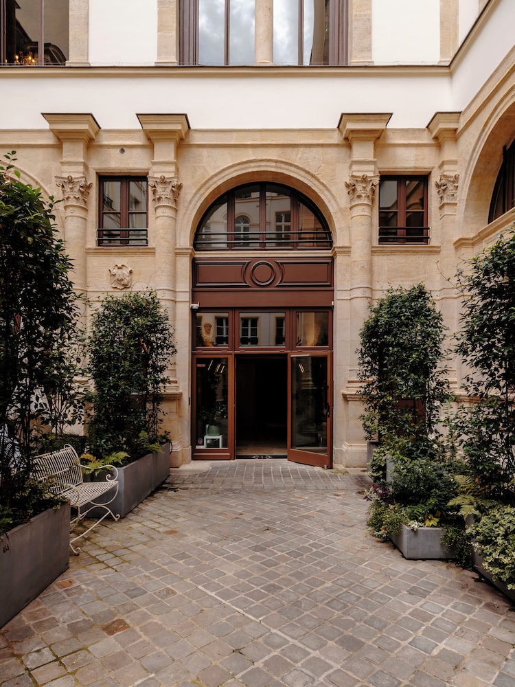 Hotel De Pourtales 77/81