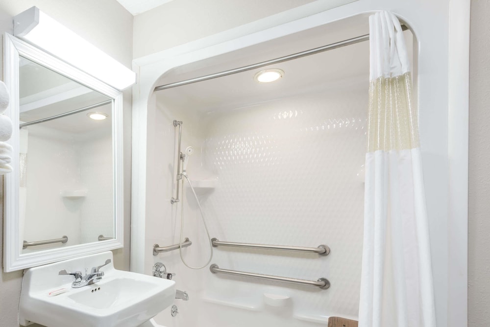 Baymont By Wyndham Cambridge 7/21