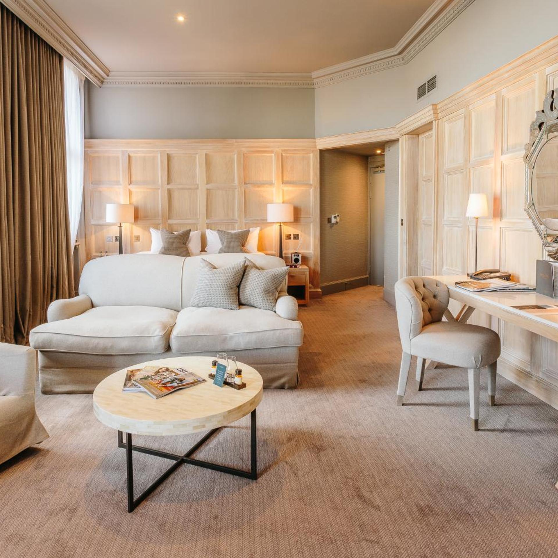 FEATURE, DOUBLE OR TWIN BED, CITY VIEW