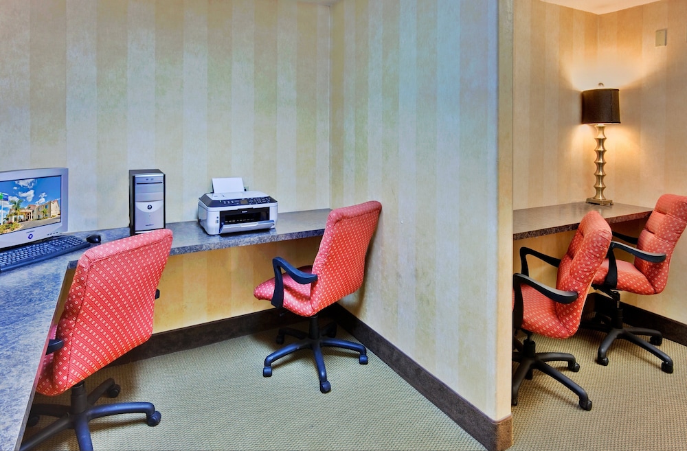 Holiday Inn Express Delano Hwy 99 46/49