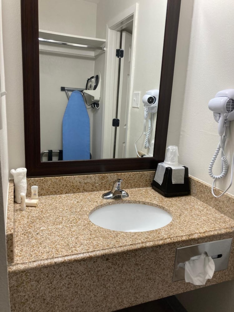 ECONO LODGE AND SUITES(Orange - TX) 46/53