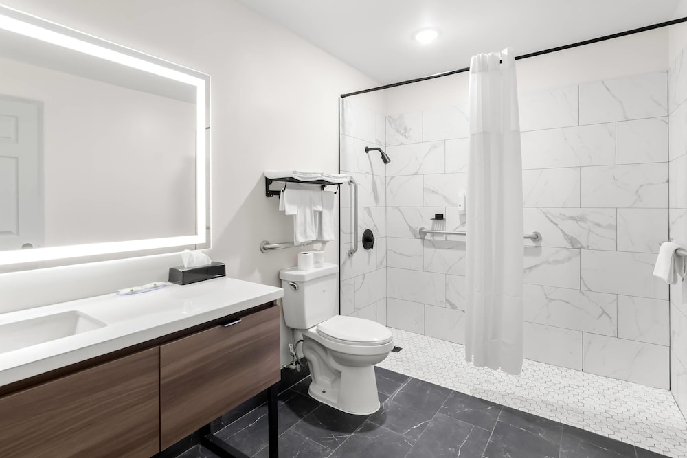 غرفة بسرير كينج لذوي الإعاقة، Quality Inn & Suites Wytheville 6/7