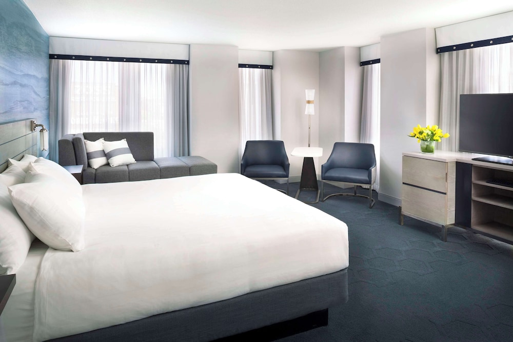 DELUXE, KING BED