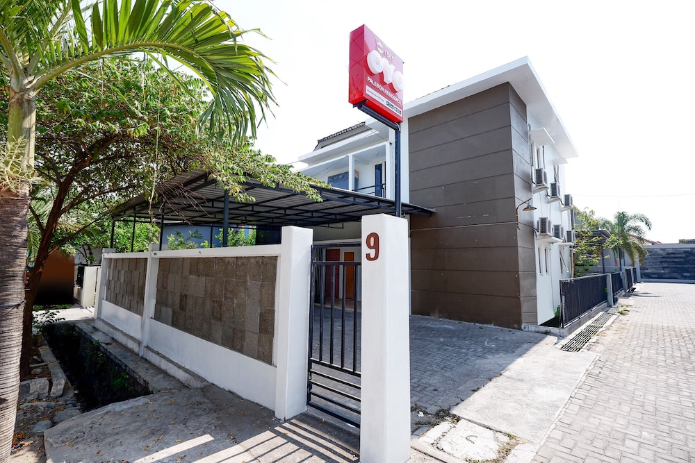 Oyo 1565 Palebon Residence 13/17