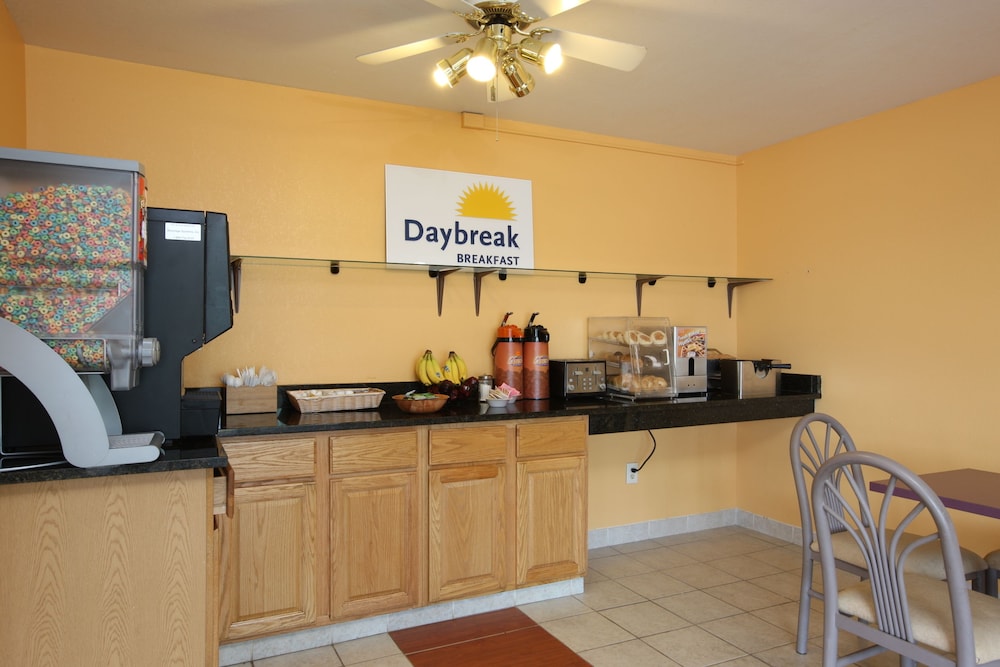 Days Inn by Wyndham Queensbury/Lake George 26/38