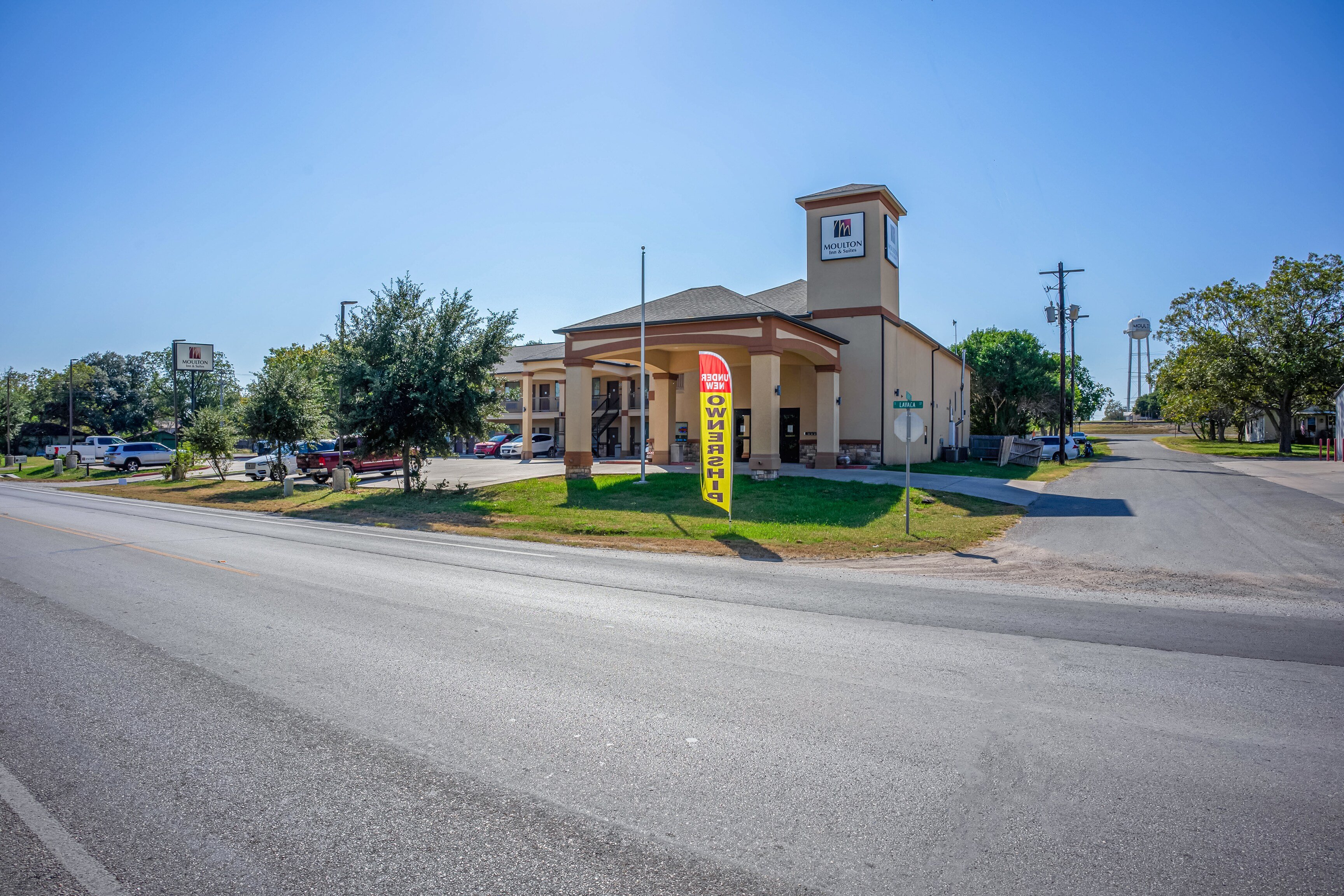 Moulton Inn & Suites By OYO Near Shiner TX 25/29