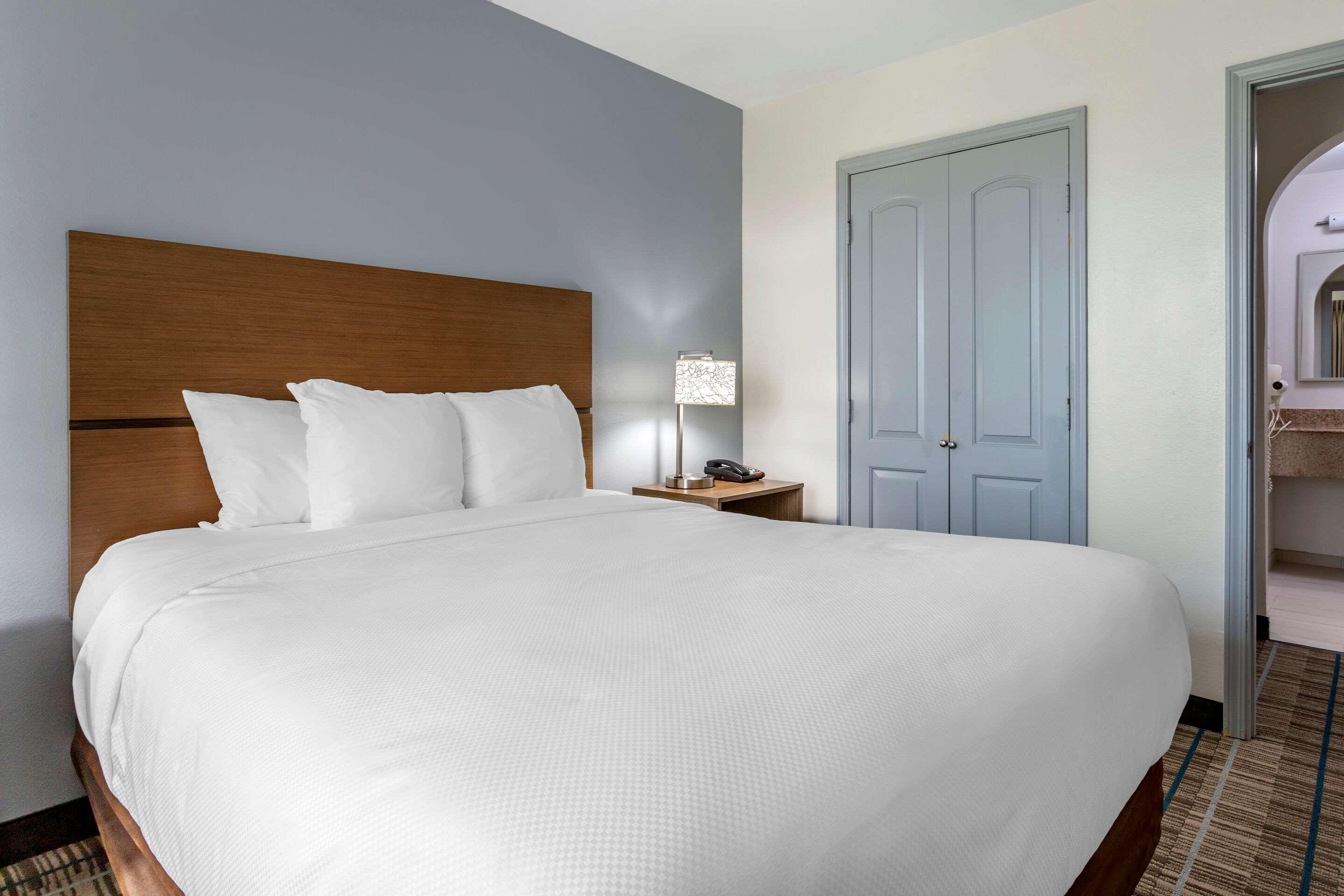 Room, Queen Bed, Accessible