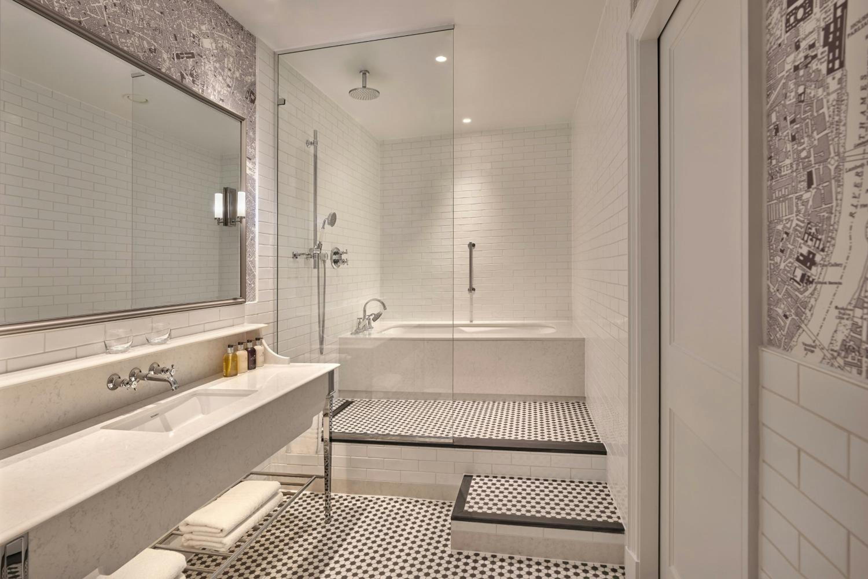 1 Bedroom, Suite, King Bed, Balcony, London Marriott County Hall 5/8