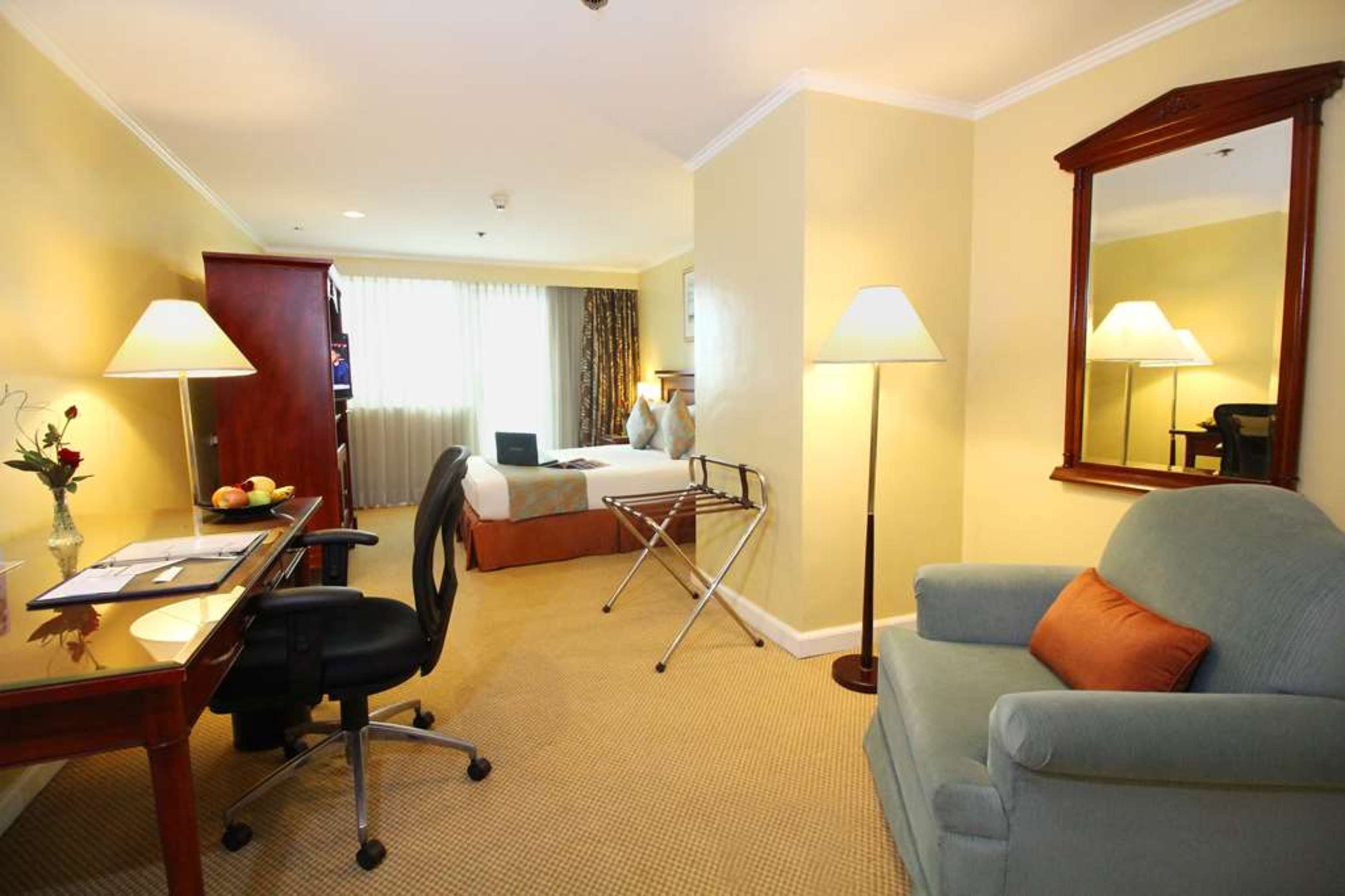 OXFORD SUITES MAKATI 28/41