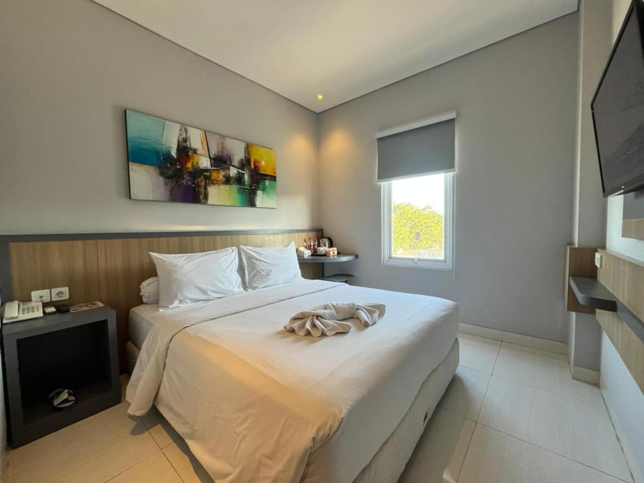 Front One Hotel Gresik 12/25