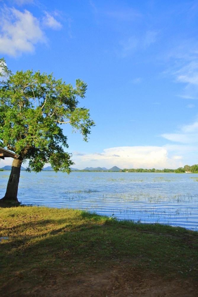 Flower Garden Lake Resort 48/50