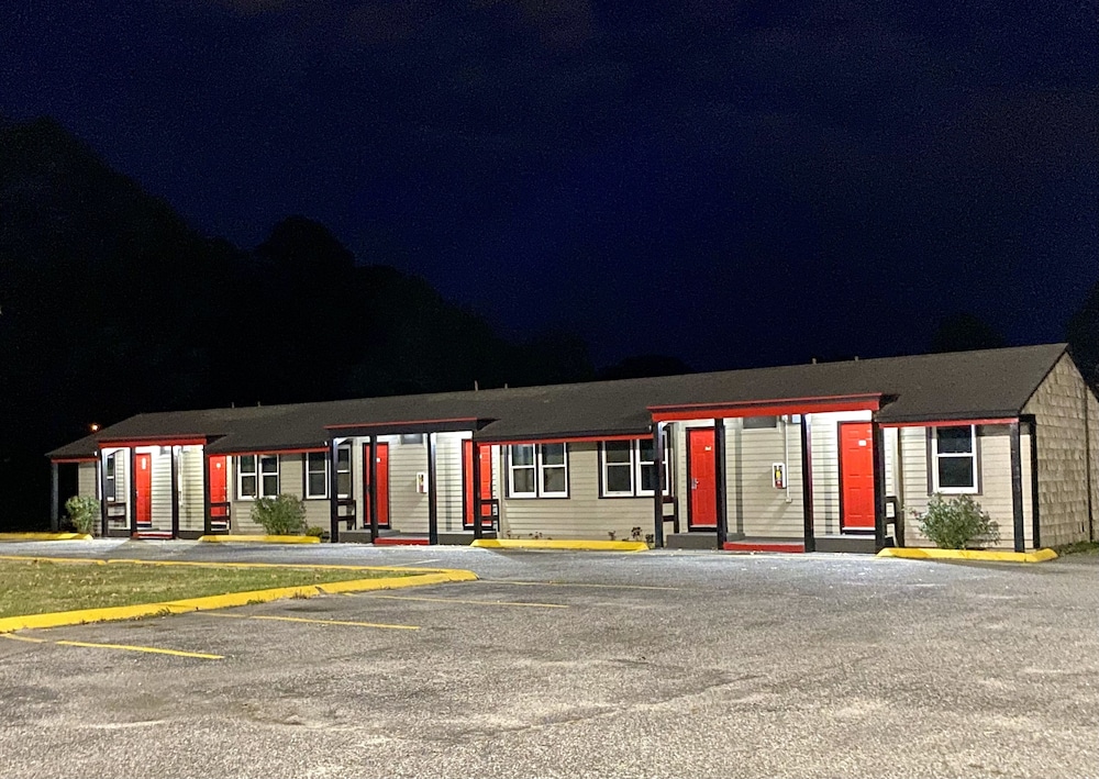 Whistling Pines Motel 5/31