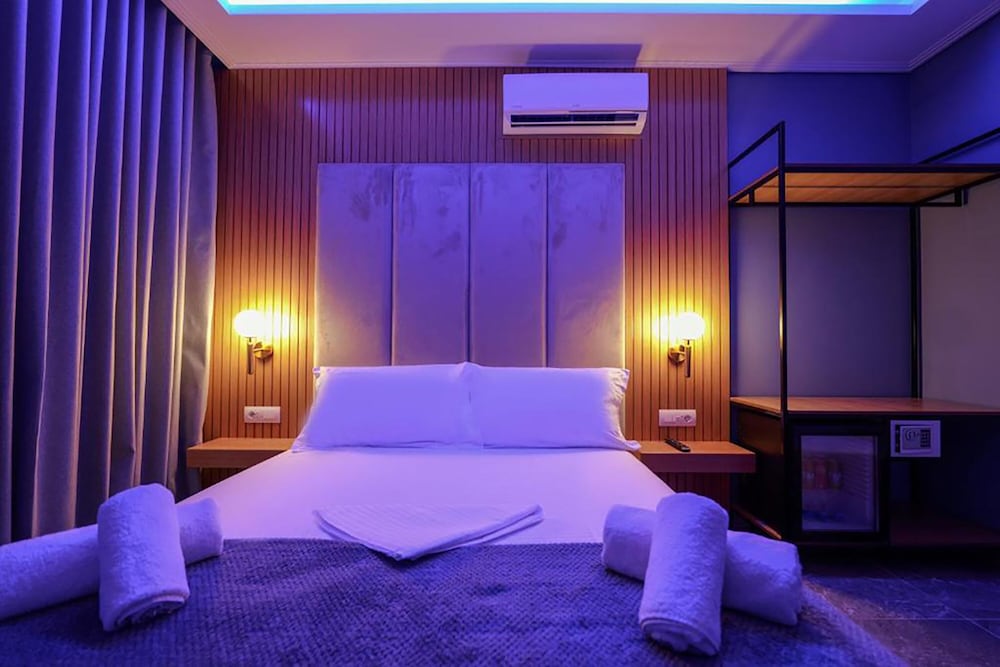 Standard, Queen Bed