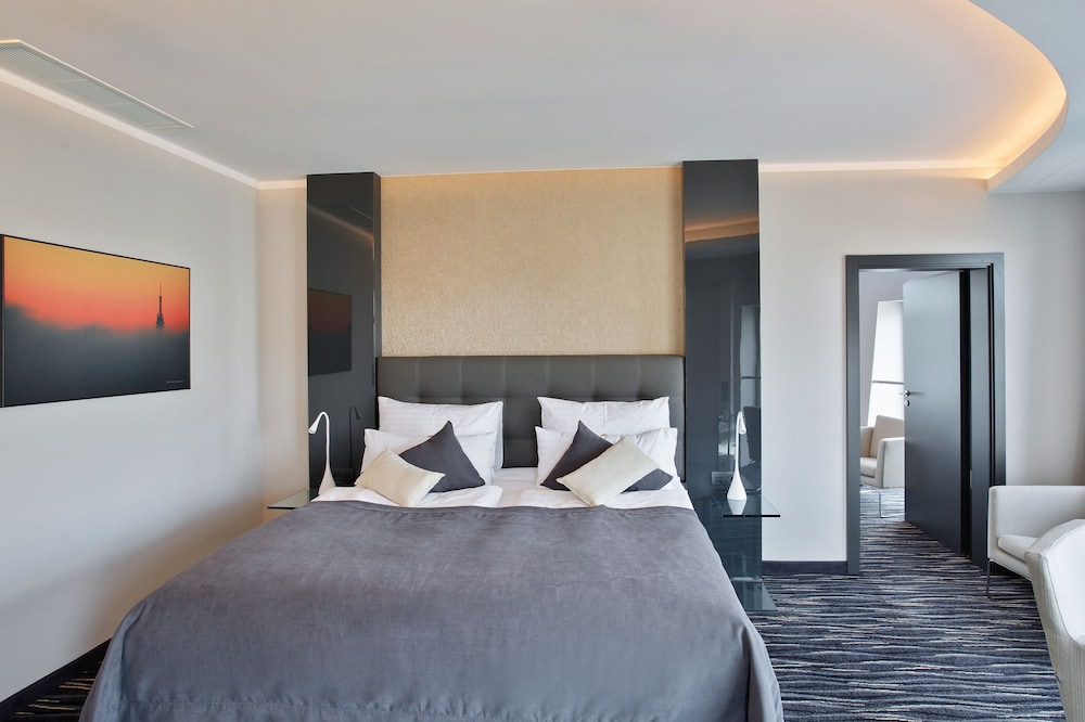 DANCING HOUSE HOTEL 23/75