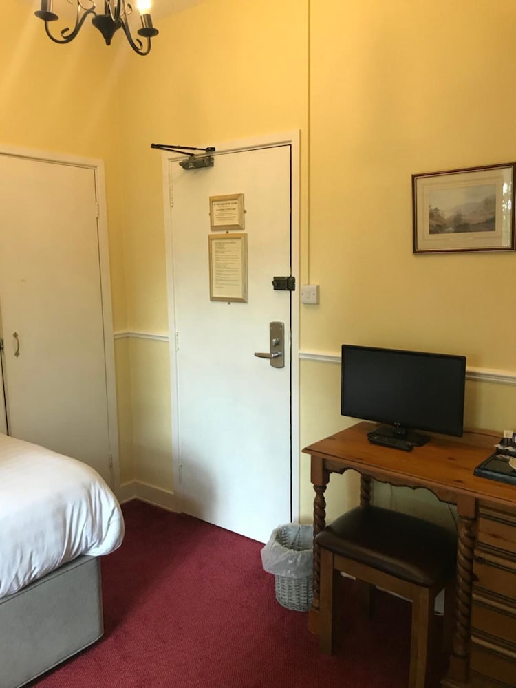 Barons Court Hotel 34/72