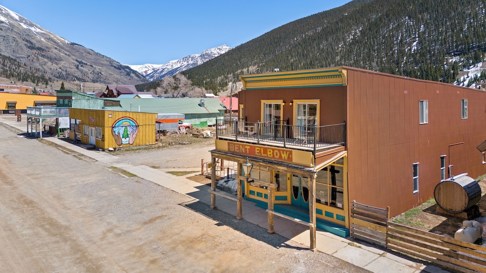 The Bent Elbow Hotel and Restaurant 34/40