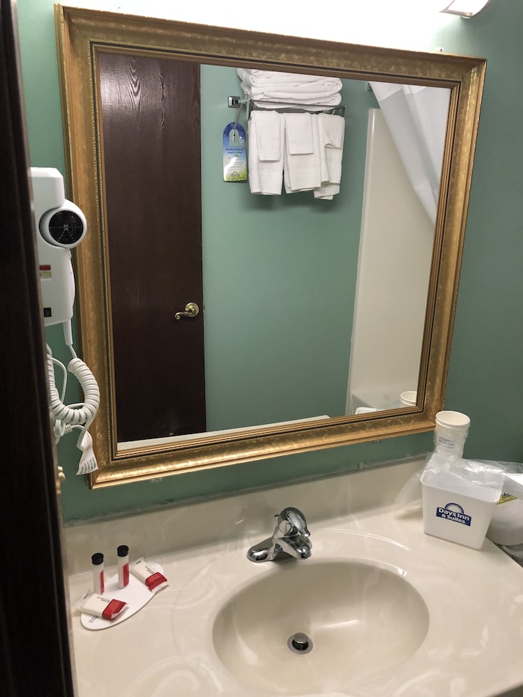 Days Inn & Suites by Wyndham Youngstown / Girard Ohio 6/39