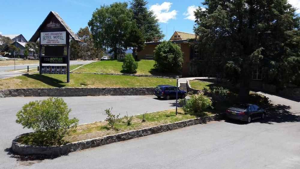 LAKE JINDABYNE HOTEL 63/75