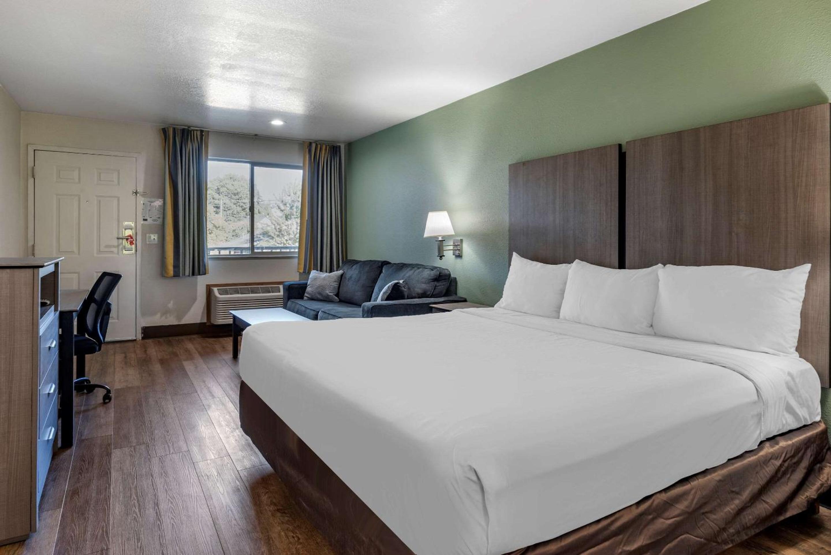 Spa, Suite, King Bed, Jetted Tub