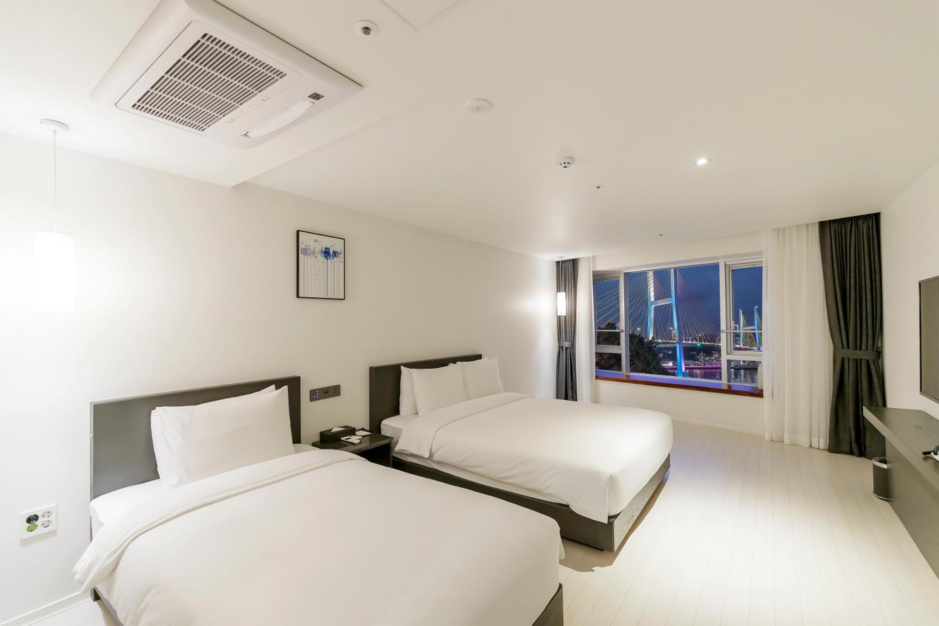 Ocean, Twin Beds, Bridge View