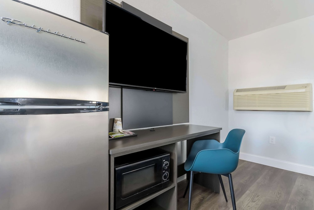Studio6 Suites Madera, CA - Yosemite 45/51