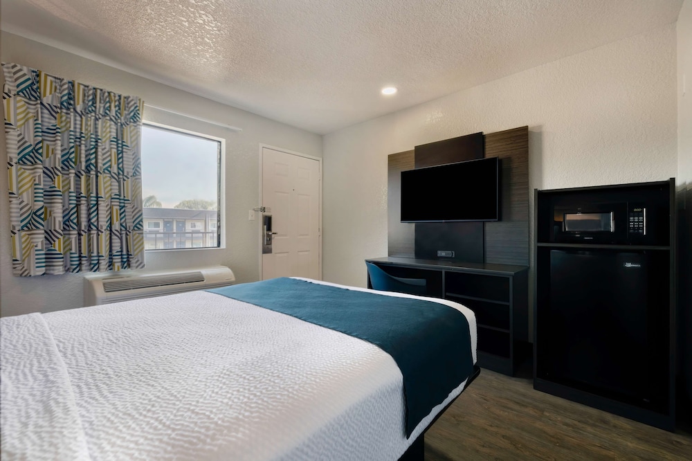 Motel6 Anaheim, CA - Fullerton East 38/59