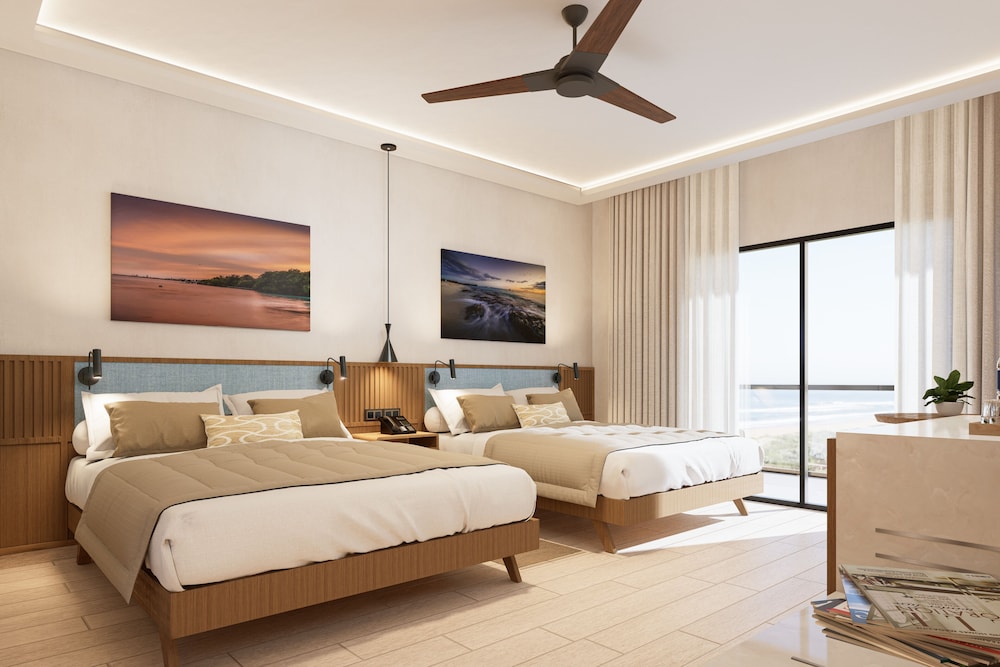 Vantage, Club, Suite, King Bed, Pool View