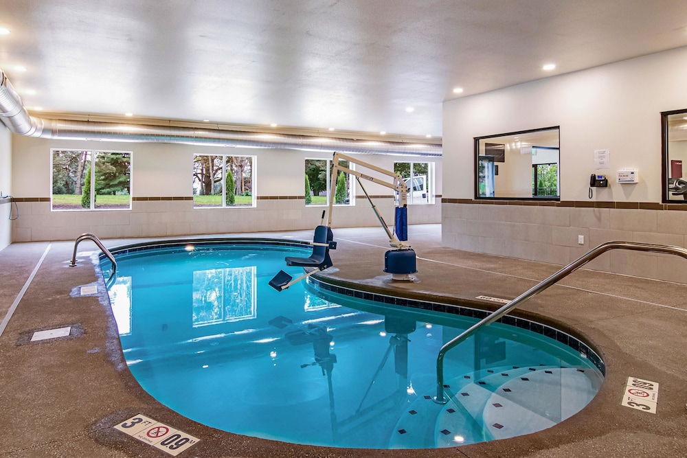 Comfort Suites Wooster near University Campus 5/54