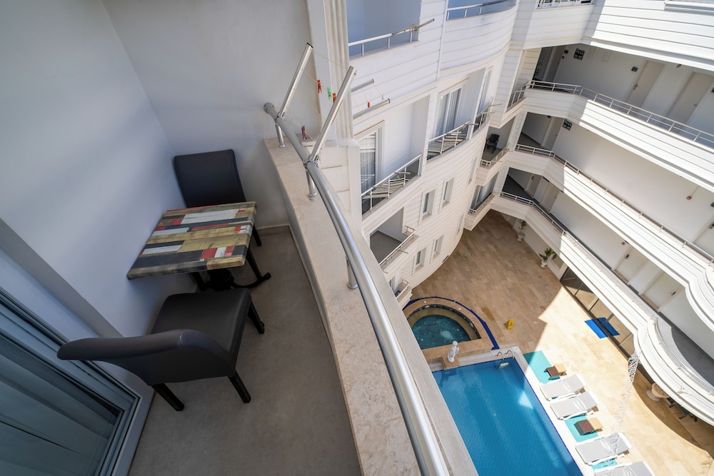 Club Efes Otel 38/49