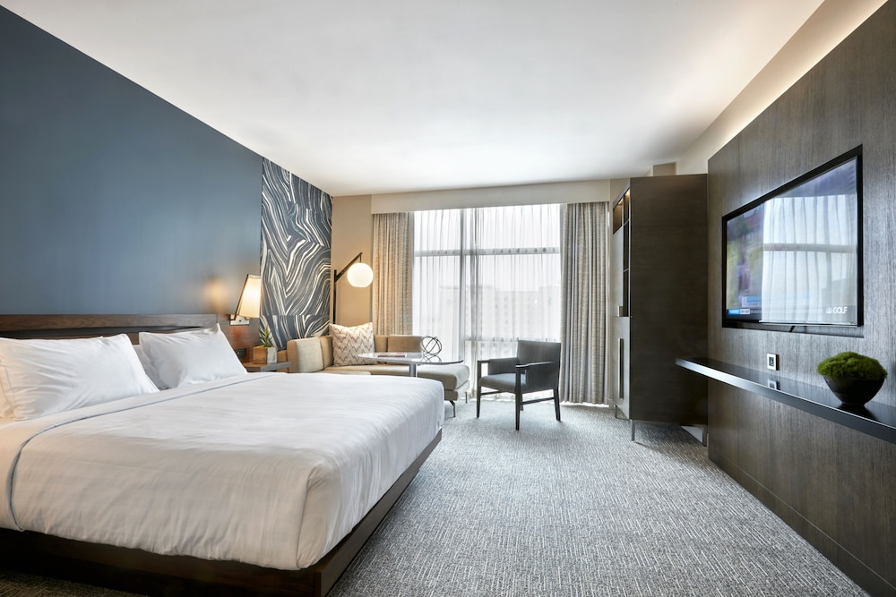 DELUXE, KING BED
