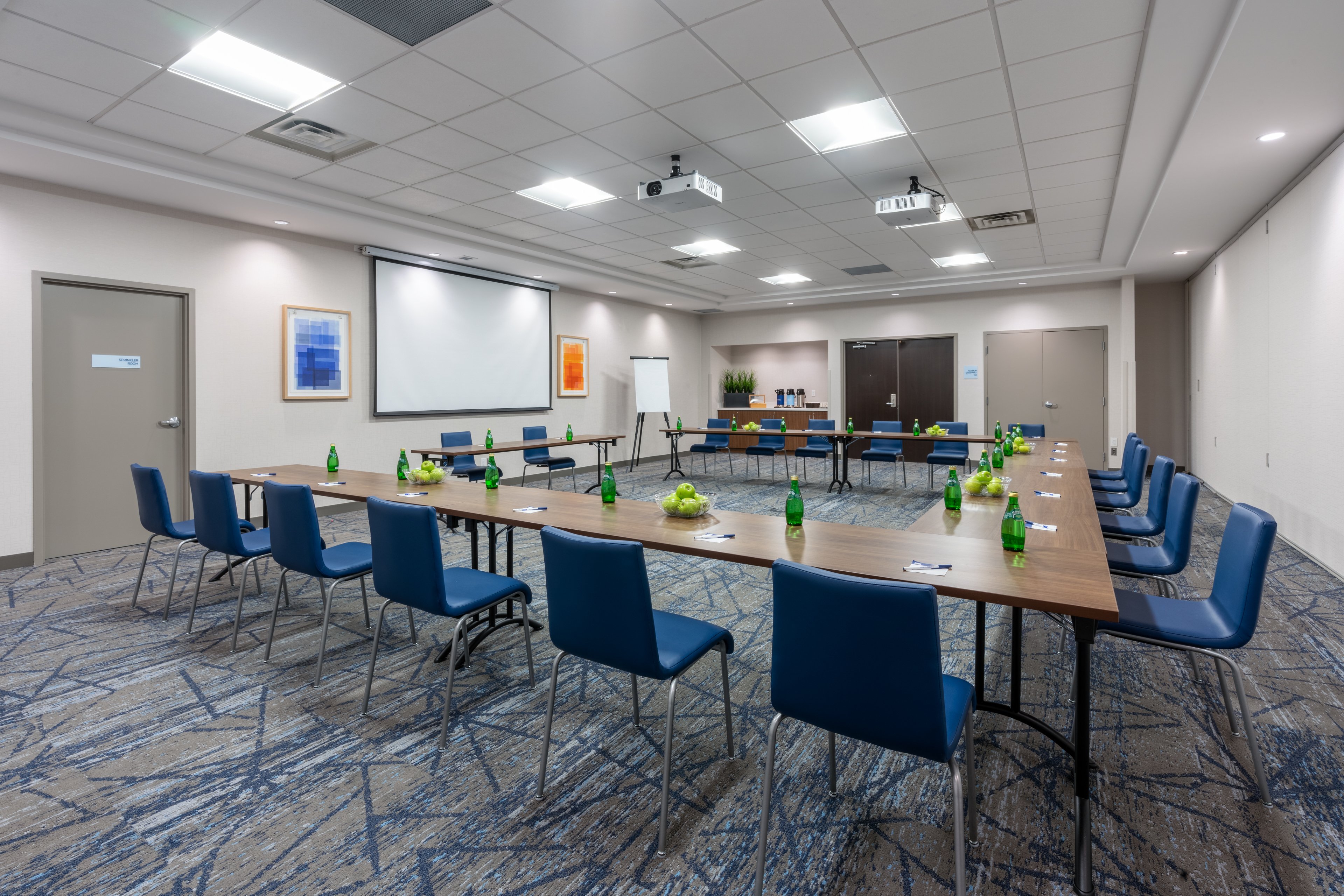 Holiday Inn Express Suites Vaughan 73/78