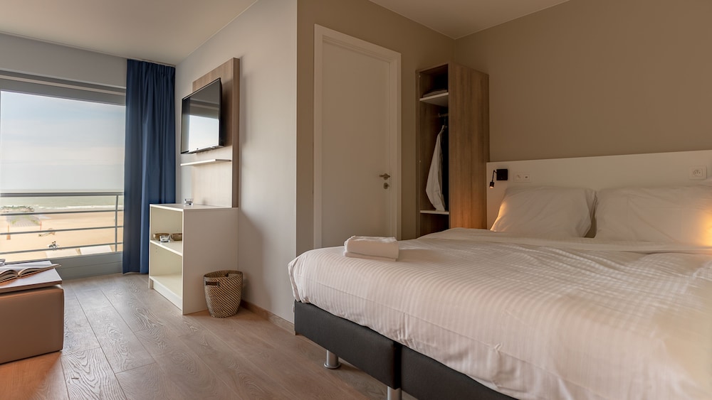 Suite, Double and Bunk Bed, Partial Sea View, No Balcony