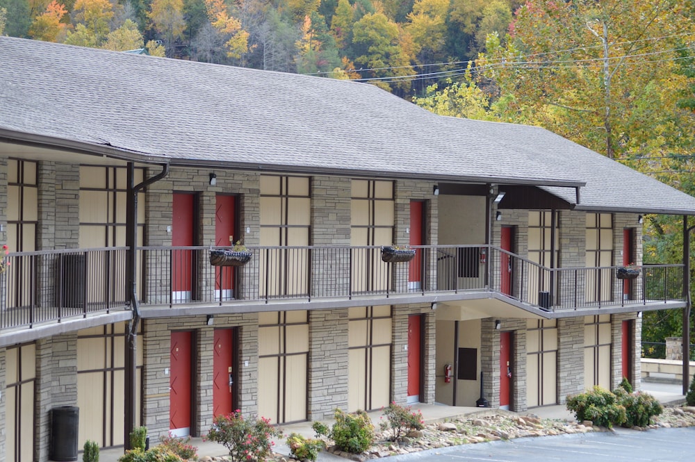 Econo Lodge Inn and Suites On The River photo5