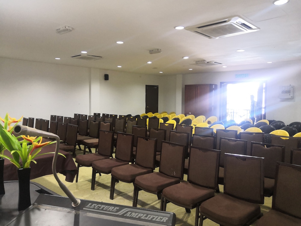 Alia Residence Business Resort 51/63