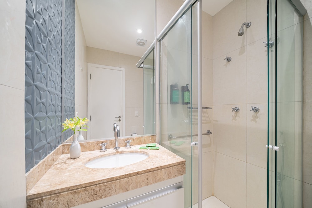 جناح ديلوكس بسريرين منفصلين وسرير كينج مع أريكة، Acqua Beach Park Resort 10/10