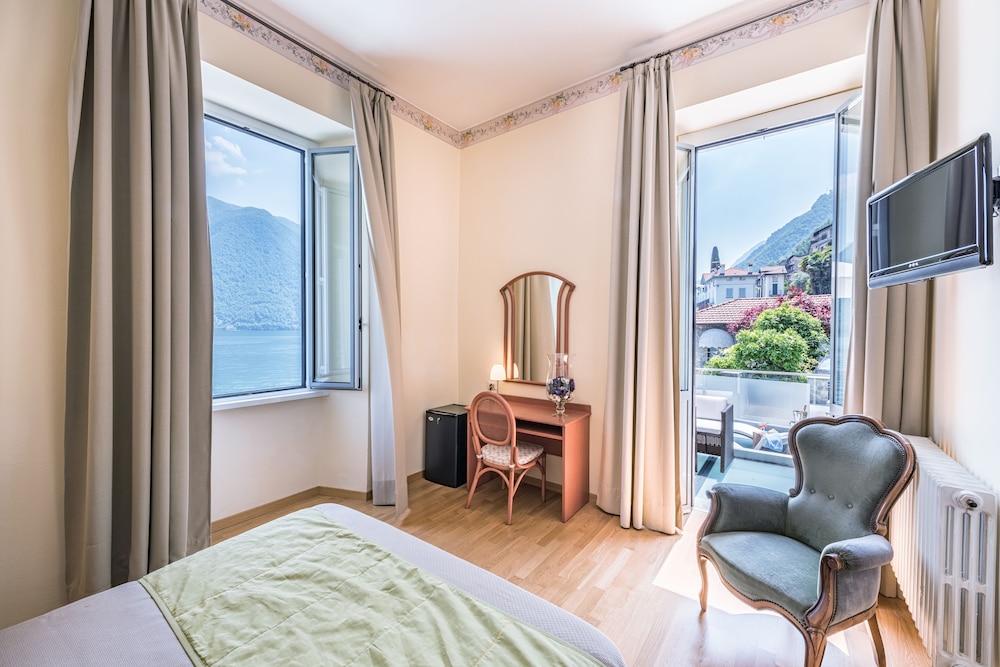 Deluxe, Queen Bed, Lake Side, Terrace