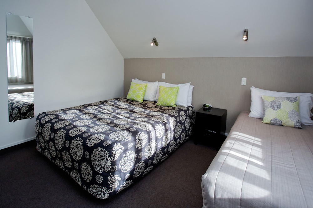 Cable Court Motel 12/37