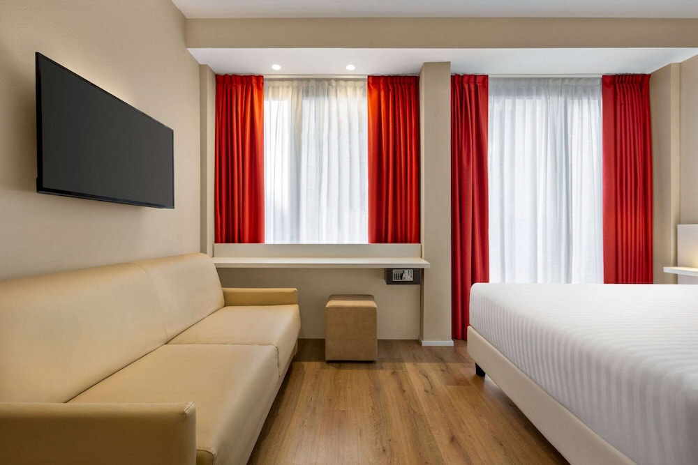STANDARD, QUEEN BED, SOFA