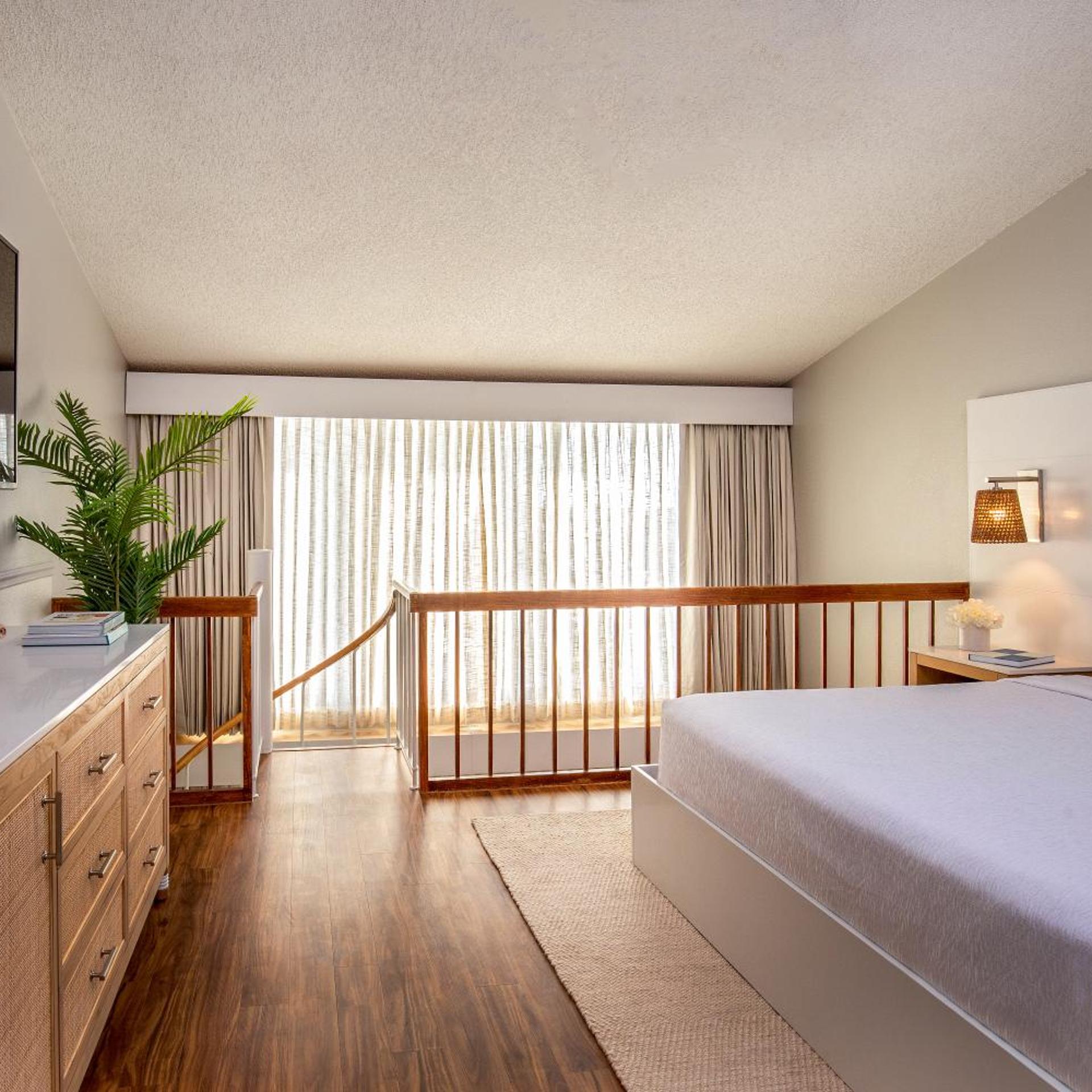 Cabana, Suite, King Bed, Side Ocean View, Sofa