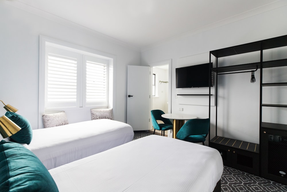 ROOM, DOUBLE OR TWIN BED