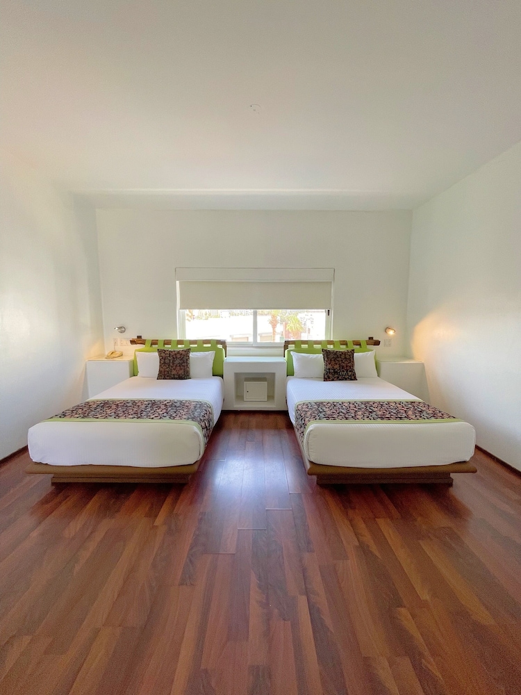 Seven Crown Express & Suites by Kavia 22/50